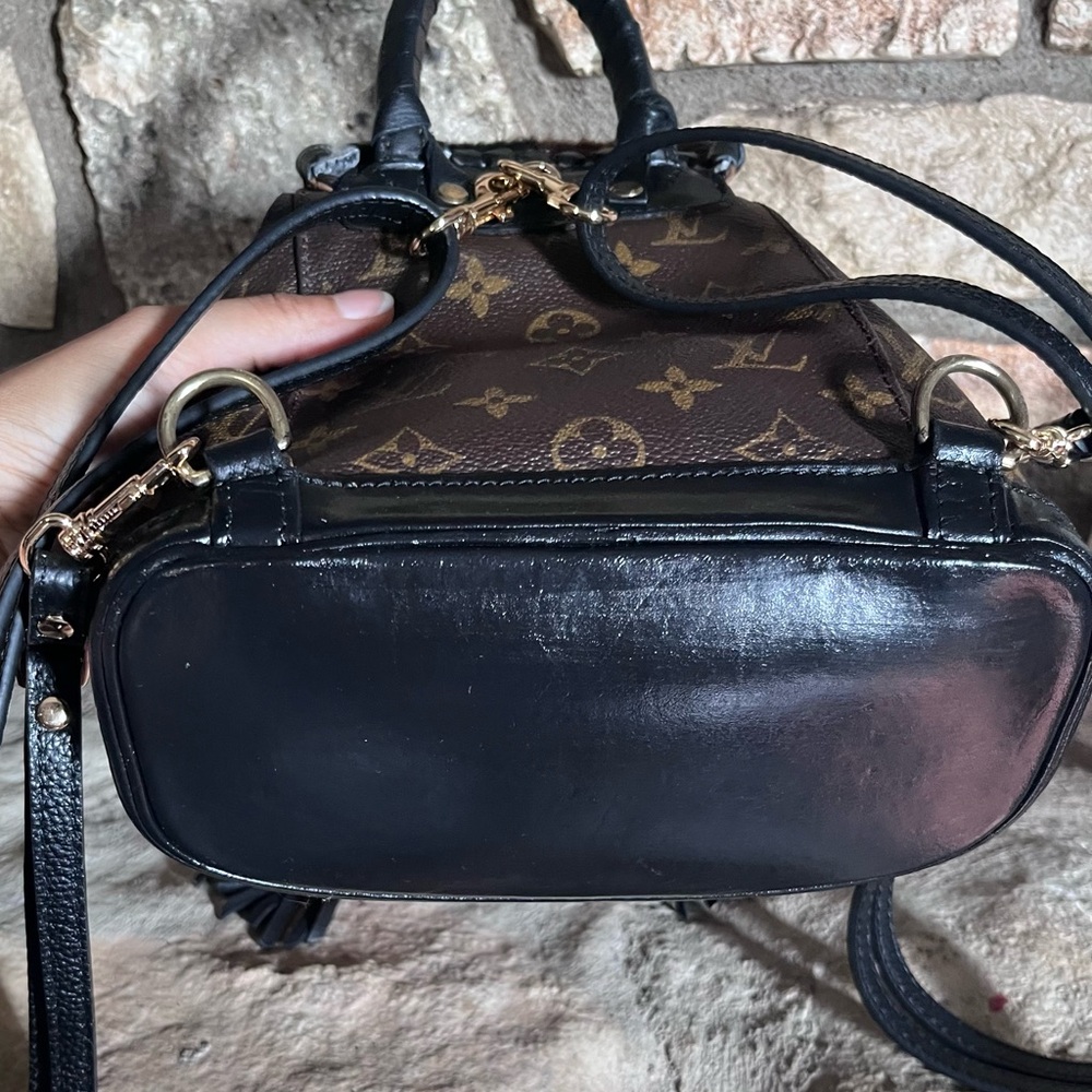 🖤 vintage Louis Vuitton boho cowhide and fringe montsouris pm backpack🖤 - Picture 6 of 11